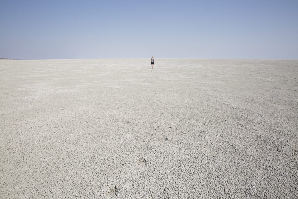 Ylva på väg mot horisonten på Etosha Pan. Här är det tillåtet att gå ur bilen. Man såg liksom på håll om det kom ett hungrigt rovdjur...