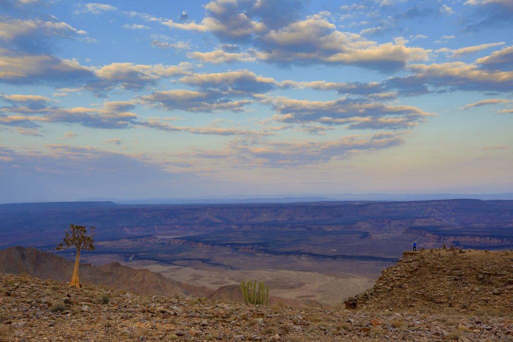 Ylva blickar ut över mäktiga Fish River Canyon. I naturens stora vyer blir människan ganska liten.