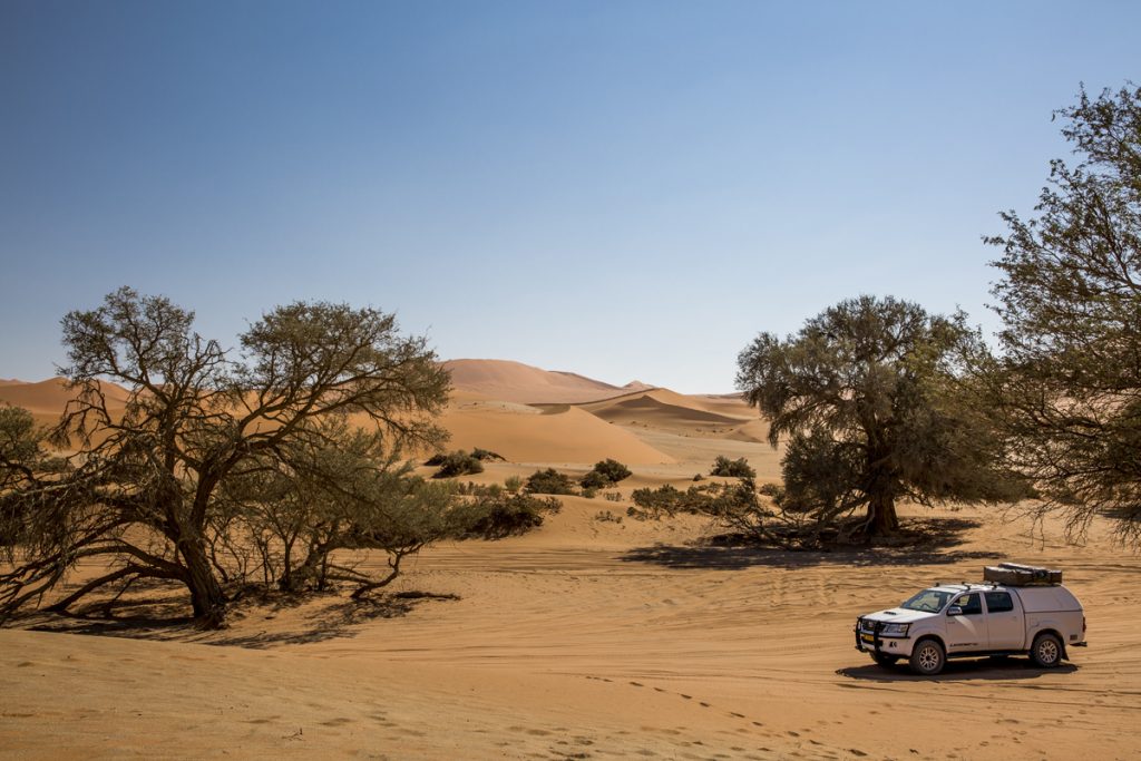 Vår bil står och laddar för några kilometer rally i djup sand