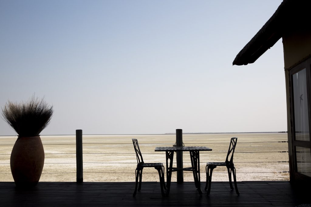 Restaurangen ligger även den fantastiskt vackert vid den uttorkade sjön Etosha Pan