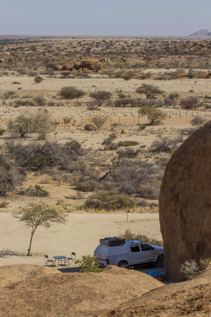 Vår campingplats vid bergen i Spitzkoppe