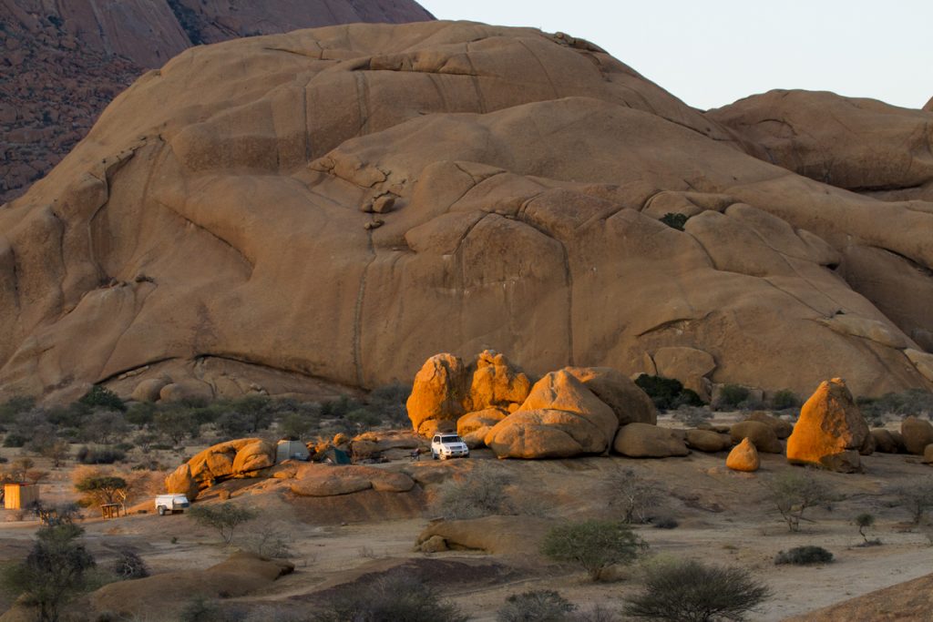 Solen lyser på en av de 20 platser man kan campa på vid Spitzkoppe campsites