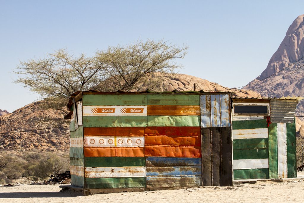 Hus i en by i närheten av Spitzkoppe