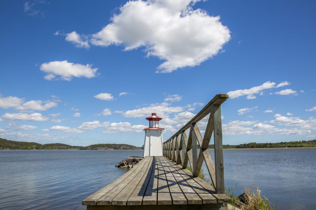 Östergötlands och Slätbaken en vacker sommardag. Vid Mems slussar