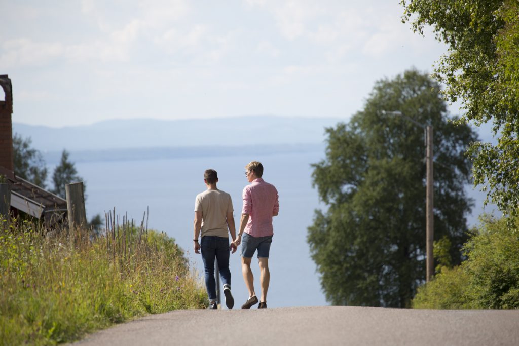 Två bröder på promenad i Tällberg i Dalarna
