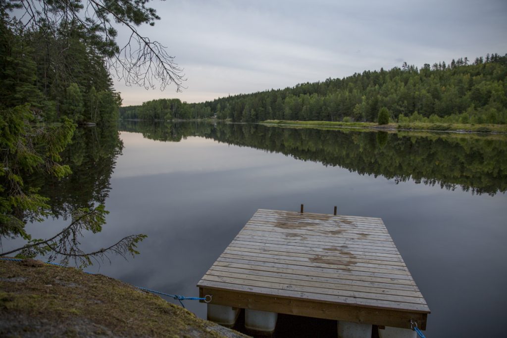Ett ljummet kvällsbad i en liten sjö i Östergötland