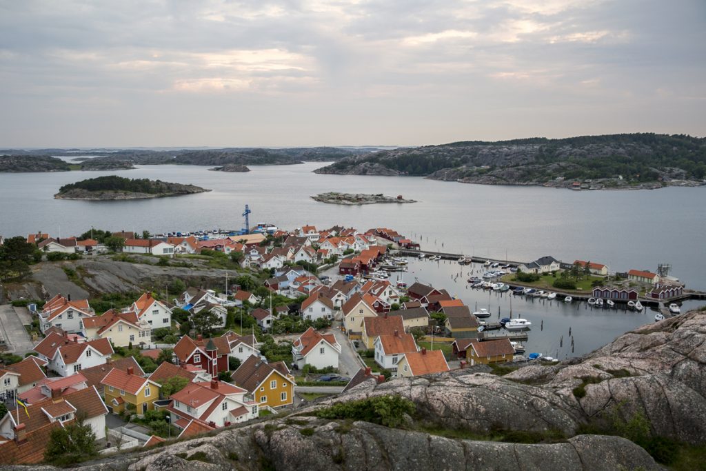 Bohuslänska skärgården med vy över Fjällbacka