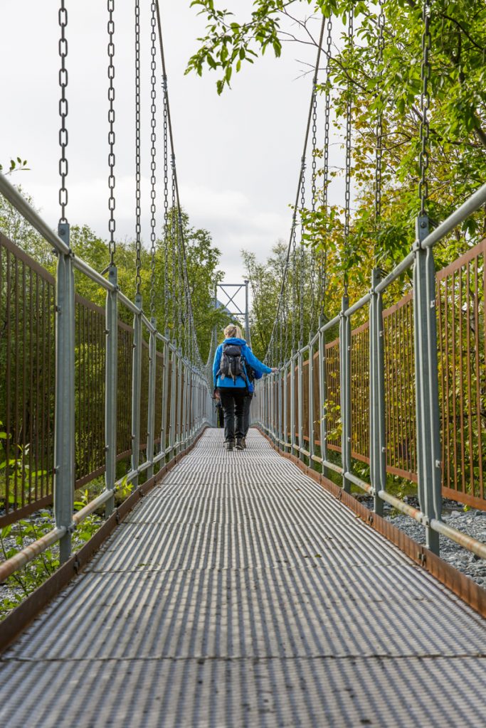 Tack vare hängbroarna tar vi oss lätt över vattendragen