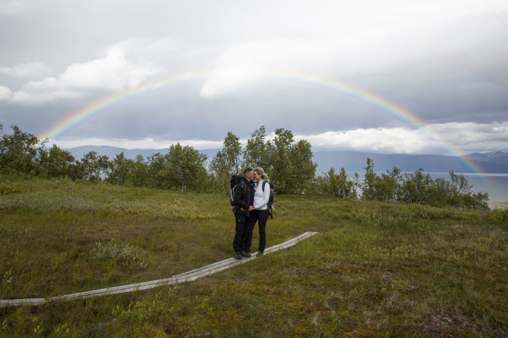 Man kan ju också göra som jag och Ylva gjorde. Vi gifte oss nämligen på berget, fast det var en annan dag och på vägen ner fick vi en vacker regnbåge som "ringade" in oss