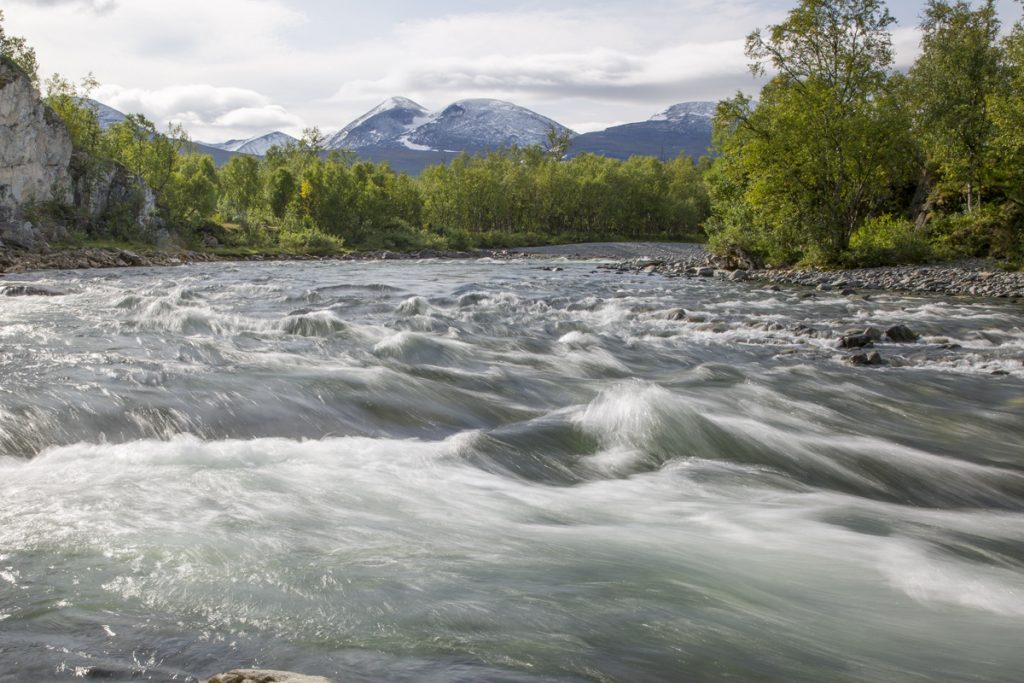 Med stenar som stativ kan jag fotografera med lite längre tid och få rörelse i forsarna