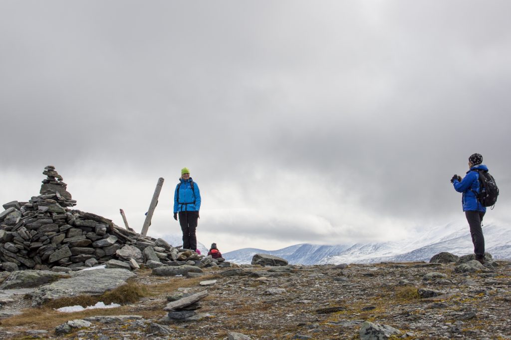 Obligatorisk fotografering vid toppen av Nuolja