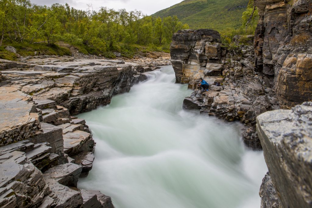 En fotograf på var sida av forsen. Man undrar ju hur hans bilder blev.