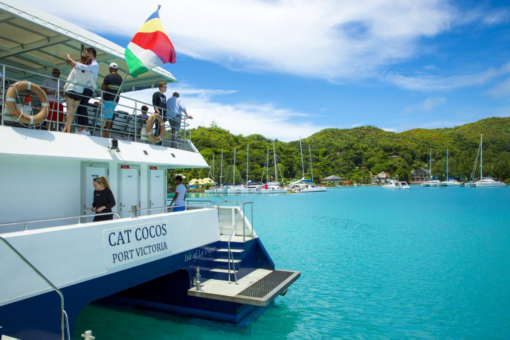 Båten Cat Cocos tog oss från Mahe till Praslin