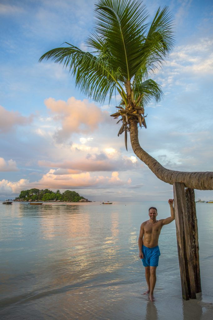 En palm att stötta sig mot behövs när man gått längs hela den 2,5 km långa stranden Anse Volbert