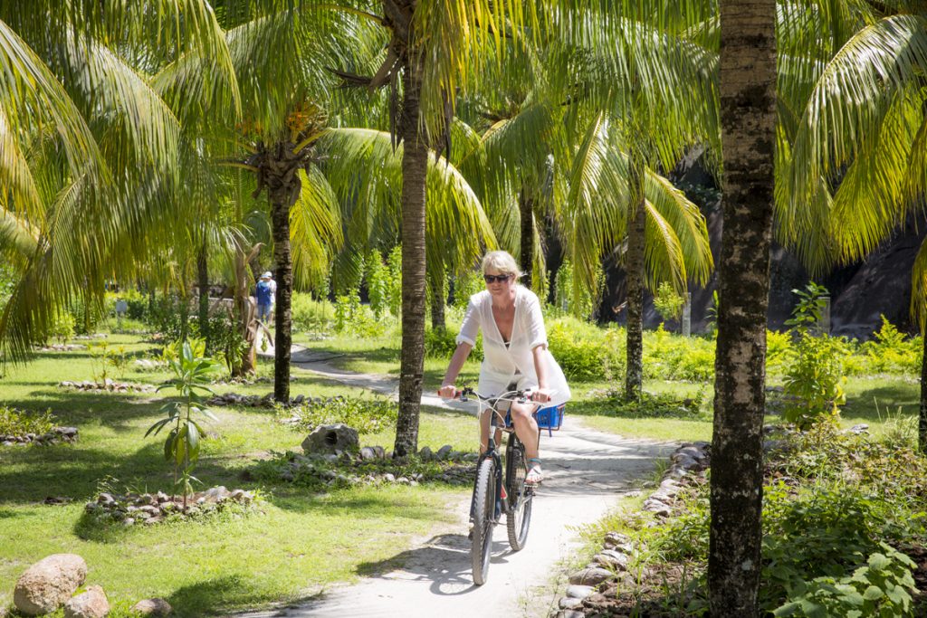 Vi cyklade genom ett lummigt La Digue på väg till stranden