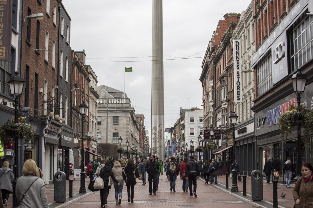 Den 120 meter höga The Spire syns från nästa hela stan. Den är så hög att hela inte får plats i bilden