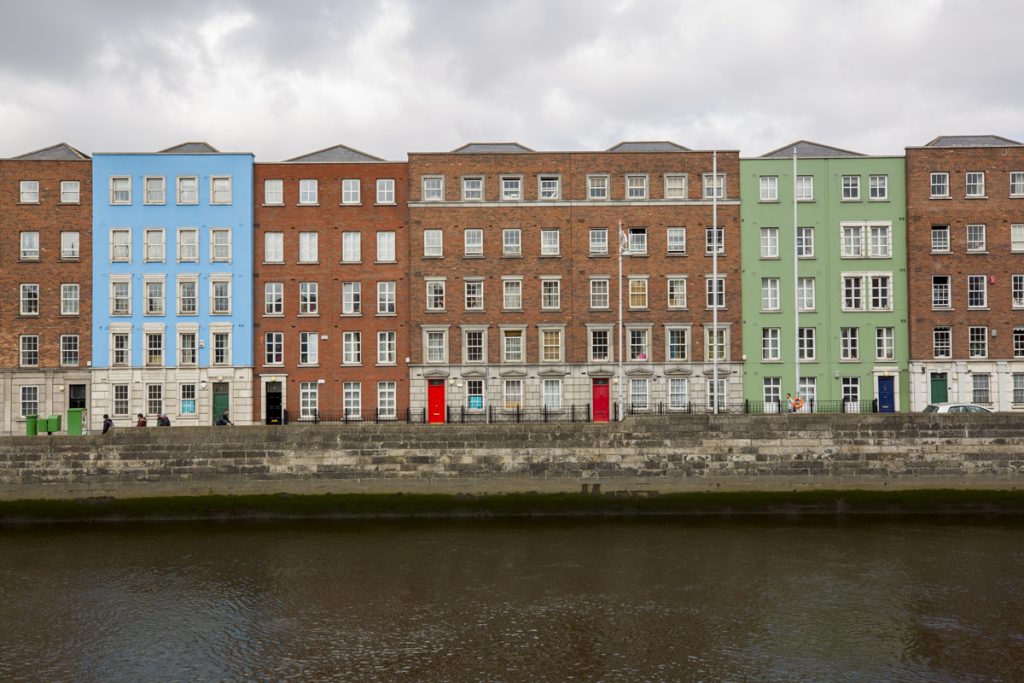 Två färgglada hus på andra sidan floden Liffey