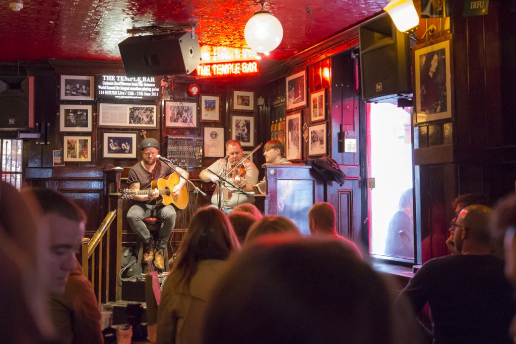 Redan kl 13 på eftermiddags började den Irländska musiken vilket den gör 7 dagar i veckan