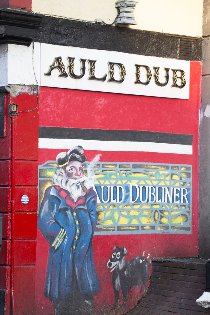 En del pubar pryder sin yttervägg med snygga målningar - här Auld Dubliner