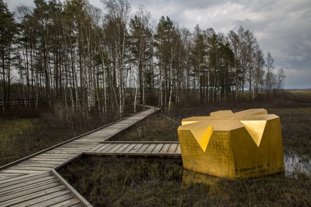 Nationalpark-Stjärnan av guld placerad mellan Naturum och fågeltornet