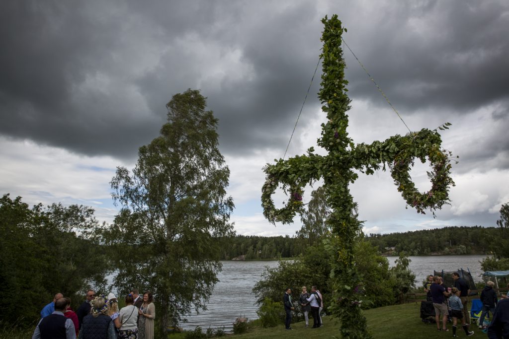 Klassisk svenskt oväder på midsommarafton och dagen är räddad...