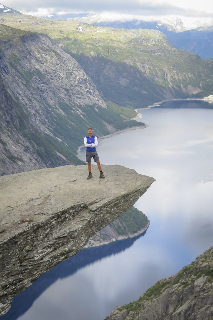 Kaxig posering på trolltunga. Ja, det är jag på bilden!