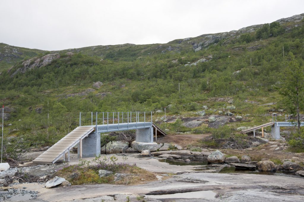 Här brukar det nog rinna mer vatten men denna sommar här ju varit väldigt torr så det var endast små rännilar som strök nerför berget.