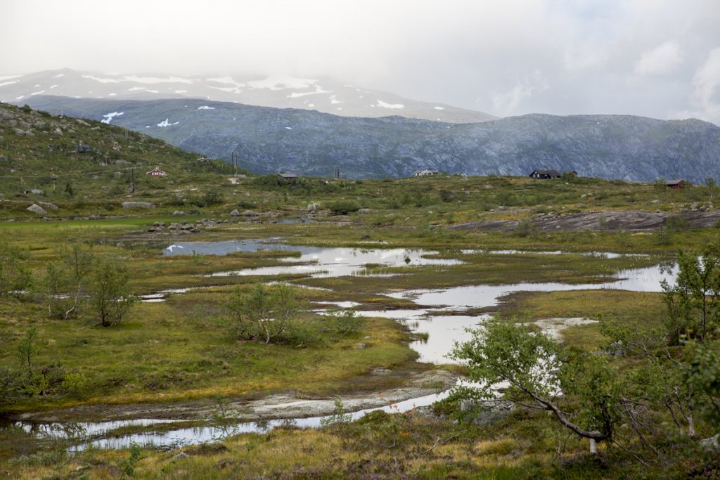 Man passerar några norska stugor första biten efter backen. Sedan ser man inte ett enda hus på hela vägen ,förutom de 2 rescue cabins som är utplacerade.