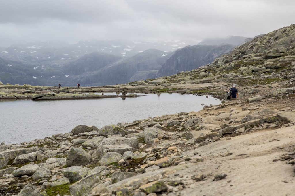 Trots att vår vandring börjar tidigt på morgonen är man aldrig långt ifrån andra människor. Det är en strid ström hela tiden.