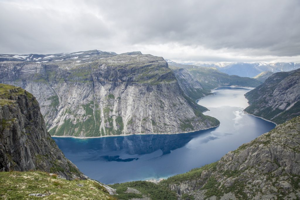 Bara några meter till och bakom kullen och alla andra människor kan man i lugn och ro sitta och njuta av matsäcken och den magiska utsikten