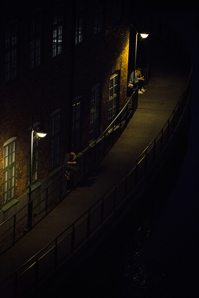 Ungdomar hänger i Industrilandskapet i Norrköping i natten