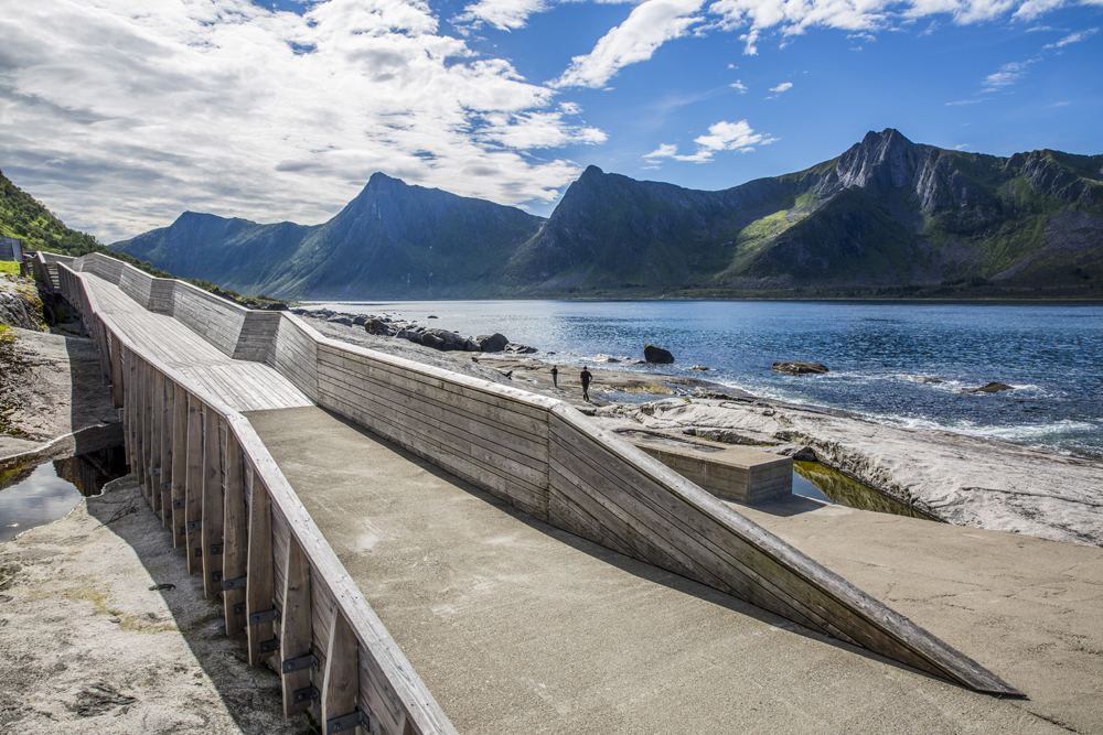 Tungeneset, Senja i Norge. En häftig installation som smälter in i den vackra omgivningen på ett naturligt sätt.