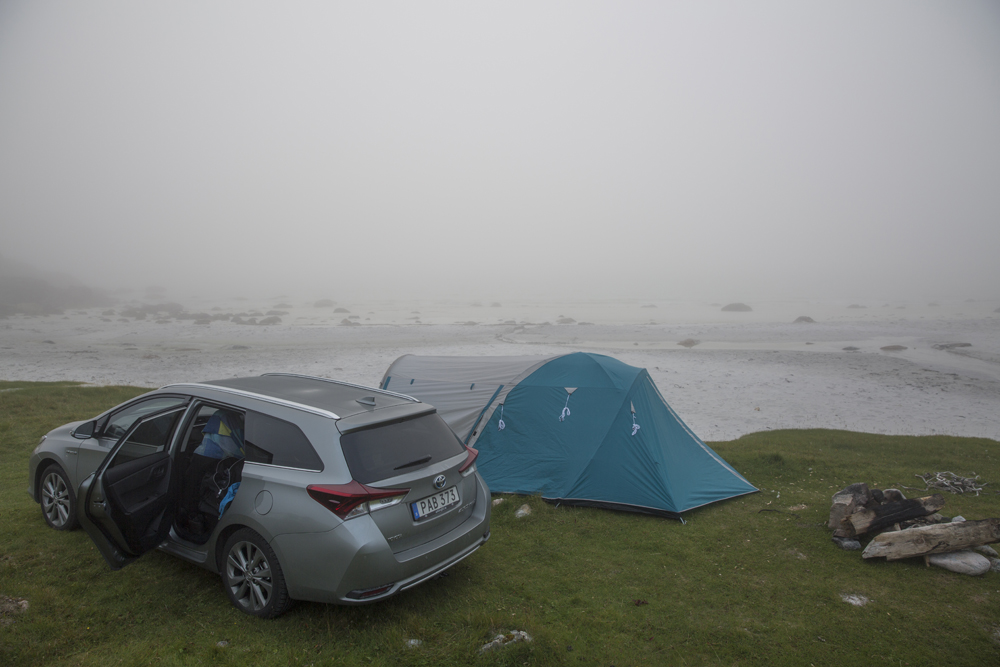 Vi tyckte idén att fricampa nära stranden var bra. När väl tältet stod på plats kom dimman och havet syns inte längre.