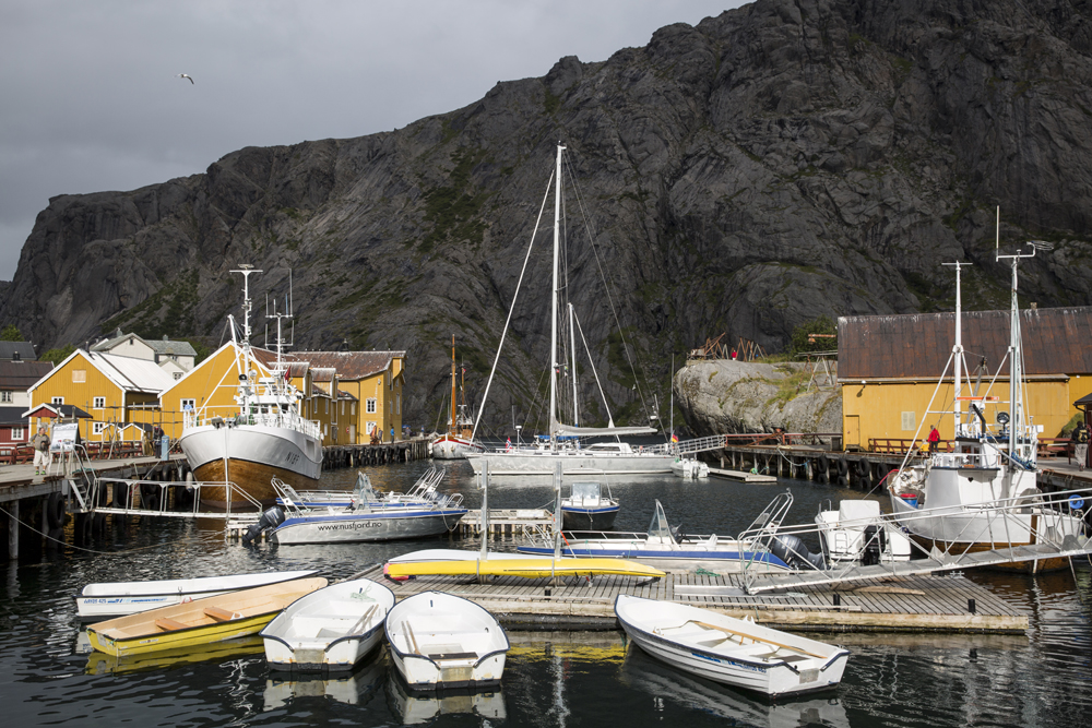 Nusfjord ligger, som många andra fiskläger på Lofoten, vackert inbäddat mellan berget. Just här är husen gula...