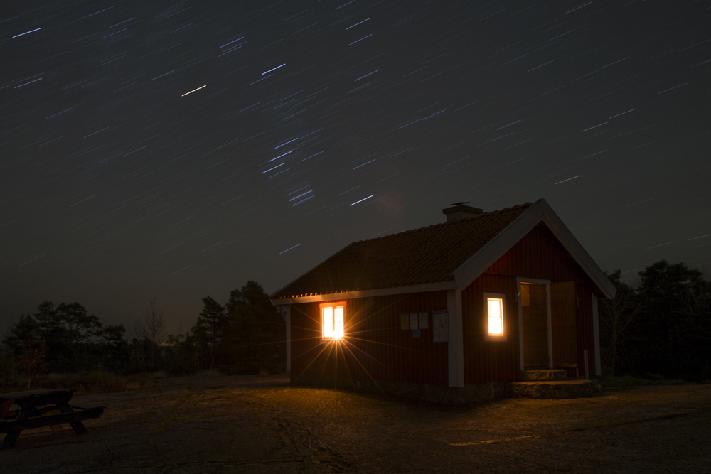 Nattfotografering på stjärnhimmelen med Lotsstugan på Torrö