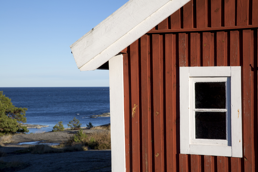 Älskar detaljbilder. Bra komplement till alla vyer. Klassiskt svenskt motiv: röd stuga, hav, skärgård och naturligtvis klarblå himmel, eller...?