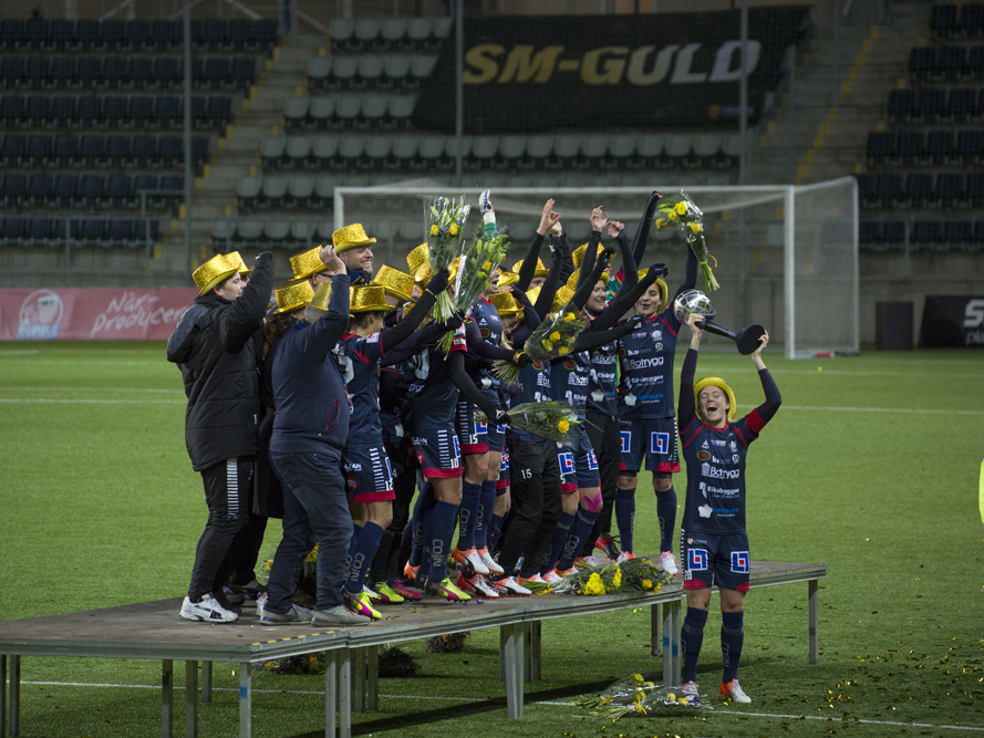 Pokalen i luften efter SM-guldet för Linköpings fotbolls club