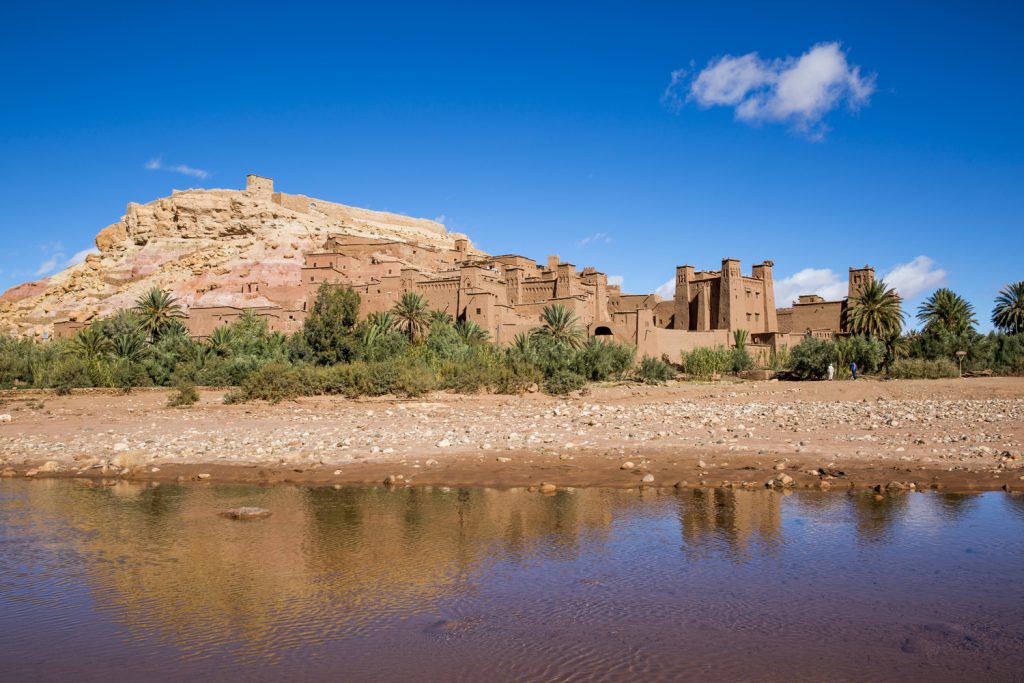 Ksar Ait Ben Haddou speglas i floden Ouarzazate