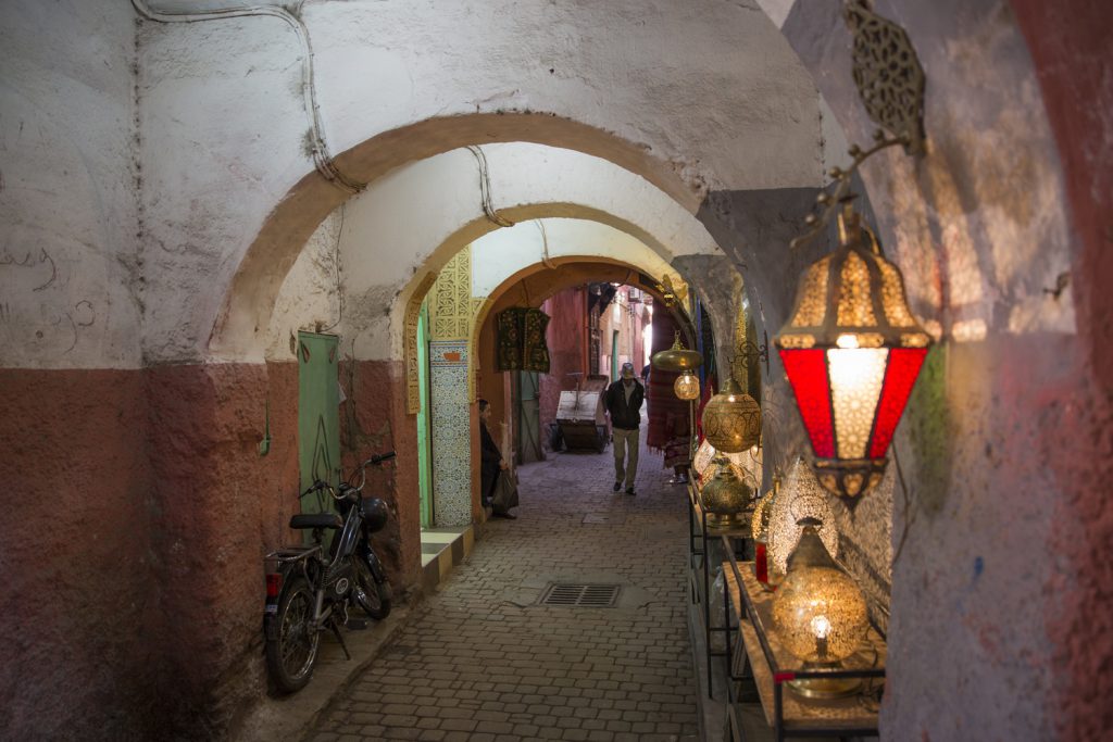 En typisk gata mitt i Marrakech, fast även här lite mer folktomt än vanligt