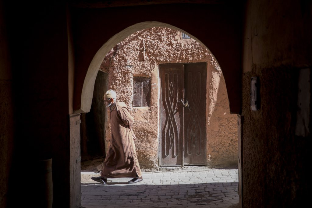 Den här mannen strosade i lugn och ro genom Marrakech gränder bärandes sin djellaba, en unisexdräkt tillhörande Nordafrikas ursprungsbefolkning, berber. Man kan dock tro att man befinner sig mitt i en Star Warsfilm
