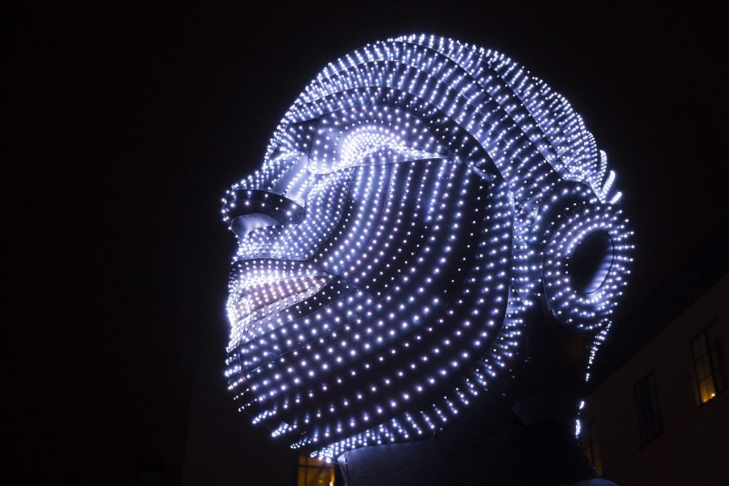 Norrköping light festival - Talking Heads heter denna installation. 2 huvuden som kommunicerar med hjälp av 4000 ljusdioder