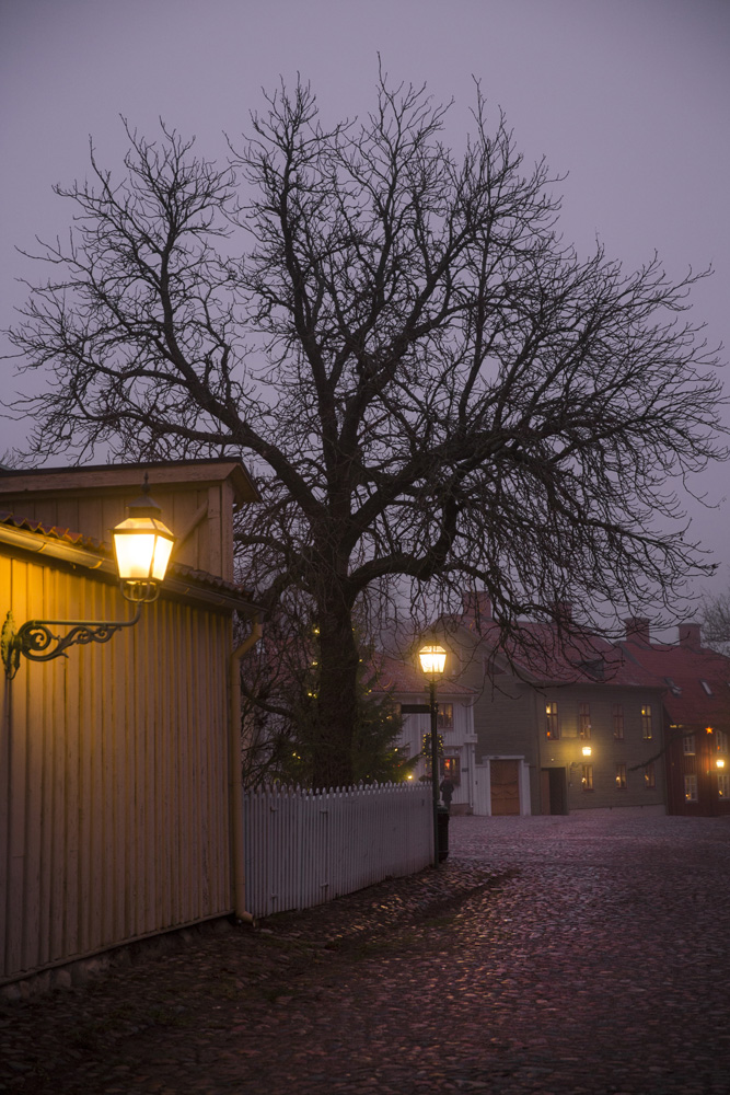 Stortorget i Gamla Linköping i dimma