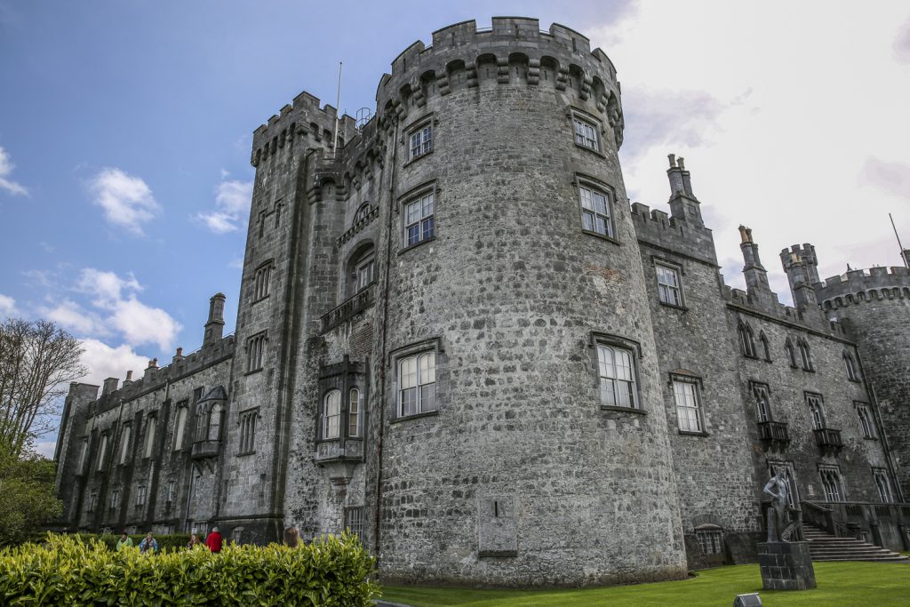 Killarney castle ligger mitt i staden, men runt slottet finns enorma parkområden