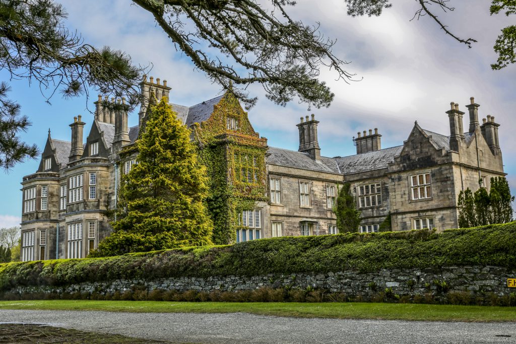 Muckross House, med sin vackra anlagda park, ligger i storslagen natur i Killarney nationalpark.