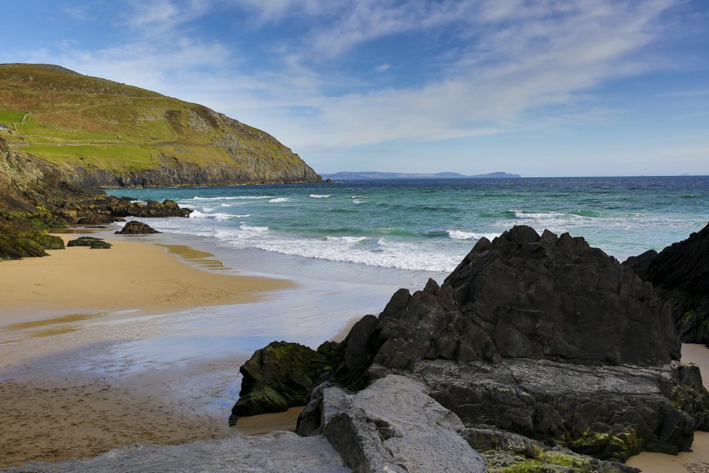 Vackra stränder varvat med spetsiga klippor på den irländska västkusten. Den här stranden ligger på Dinglehalvön