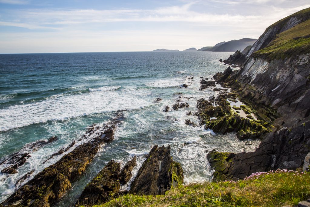 Vågorna sköljer över de sylvassa klipporna vid Slea Head