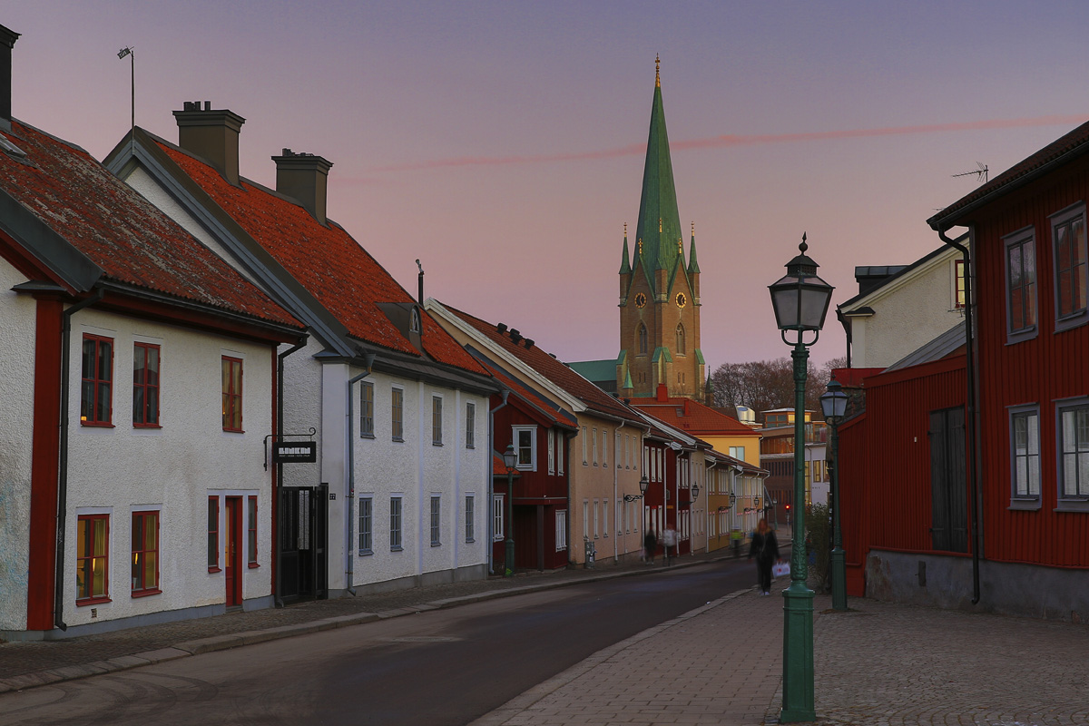 Hunnebergsgatan och Onkel Adamsgården i Linköping, med Linköpings domkyrka i bakgrunden