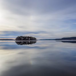 Spegelblank sjö