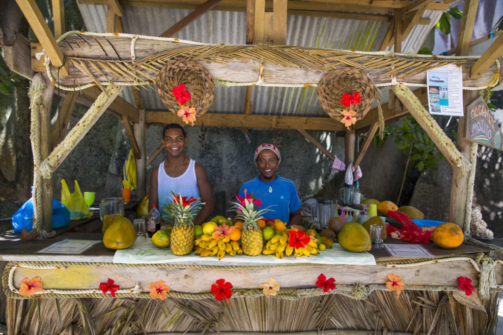Ett drömjobb, att sälja tropiska frukter till turister vid världens vackraste strand