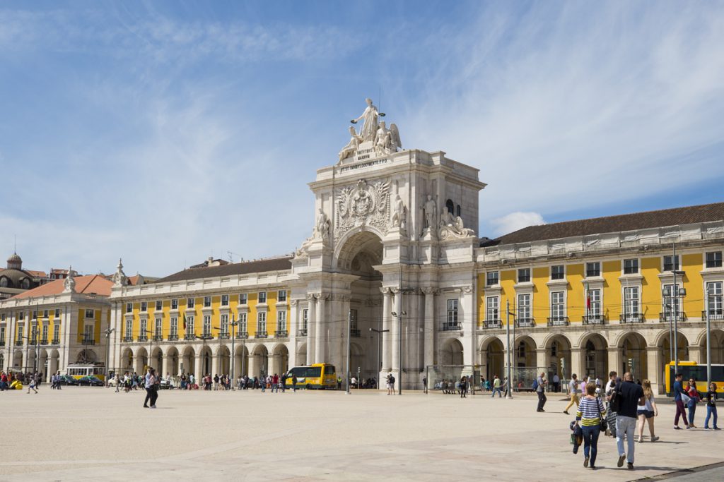 Det väldiga torget Praça do Comércio omgivet på 3 sidor av de imponerande arkaderna och här triumfbågen.